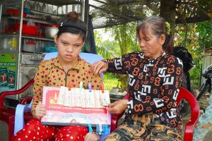Cháu cố vua Thành Thái đi bán vé số