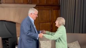 Sir Alex Ferguson nhảy cùng người hâm mộ